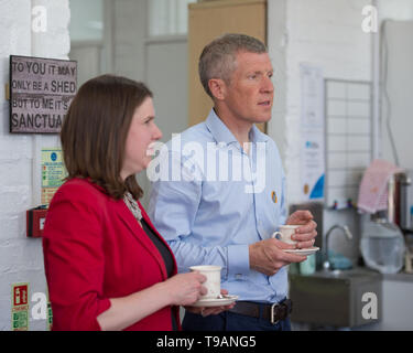 Glasgow, Royaume-Uni. 17 mai 2019. Sur la photo : (de gauche à droite) : Jo Swinson - Chef adjoint de la lib Dems ; Willie Rennie MSP - Leader de la Scottish Lib Dems. Au cours de la semaine de sensibilisation à la santé mentale, leader des libéraux démocrates écossais, Willie Rennie et libéral démocrate-Deupty Leader, Jo Swinson visiter Milngavie & Bearsden's Men's Shed en santé mentale afin de mettre en lumière les questions que nous devrions nous concentrer sur la place de Brexit. Crédit : Colin Fisher/Alamy Live News Banque D'Images