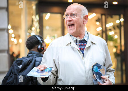 Londres, Royaume-Uni, 17 mai 2019. Un militant les mains des tracts. Changer UK (anciennement le Groupe indépendant) campagne dans l'Argyll Street près de Oxford Circus, au centre de Londres, dans le cadre de leurs efforts aux élections européennes. Chuka Umunna MP, ancien correspondant de guerre et député indépendant Martin Bell, changer l'eurodéputé britannique candidat Gavin Esler, et changer l'eurodéputé britannique Londres candidats pour distribuer des tracts et discuter avec le public dans le cadre de la campagne des élections européennes. Credit : Imageplotter/Alamy Live News Banque D'Images