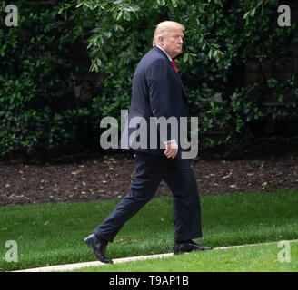 Washington, États-Unis d'Amérique. 17 mai, 2019. Le Président des Etats-Unis, Donald J. Trump retourne à la Maison Blanche à Washington, DC, après une nuit de voyage à New York, le 17 mai 2019. Crédit : Chris Kleponis/CNP Crédit dans le monde entier | conditions : dpa/Alamy Live News Banque D'Images