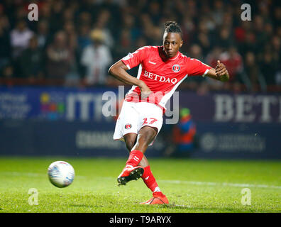 Londres, Royaume-Uni. 17 mai, 2019. Londres, ROYAUME UNI UINTED. 17 mai, 2019 Charlton Athletic's Joe Aribo partitions de place lors d'une ligue Sky Bet 2e Championnat match aller entre Charlton Athletic et Doncaster Rovers au Valley Stadium, Londres le 17 mai 2019 : Crédit photo Action Sport/Alamy Live News Banque D'Images