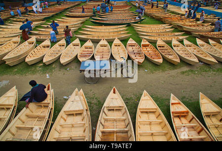 Manikganj, au Bangladesh. 1er août 2018. Des centaines de petits bateaux en bois vu affiché pour la vente à un marché que les sections locales à se préparer à la saison de la mousson. Des dizaines troupeau de loin pour acheter leur propre bateau à un marché en Manikganj, Bangladesh, de façon à être prête pour les inondations qui peuvent survenir à tout moment. Après de fortes pluies, il est courant que les berges des rivières pour éclater, submerger les villes et villages. Cela signifie que les voitures et les bus devenus superflus et les gens sont obligés de voyager par bateau. Chacun des bateaux en bois et avirons sont fait à la main par des artisans locaux et peut être acheté pour aussi peu que 1700 Bangladesh Banque D'Images