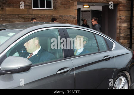Edinburgh, Royaume-Uni. 17 mai, 2019. Nigel Farage, chef du parti Brexit quitte son rallye d'Édimbourg. Crédit : Andrew Perry/Alamy Live News Banque D'Images