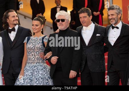 Cannes, France. 17 mai, 2019. Asier Etxeandia (l-r), Penelope Cruz, le port d'Atelier Swarovski Bijoux fins, le réalisateur Pedro Almodovar, Antonio Banderas et Leonardo Sbaraglia assister à la première de "douleur et Gloire' pendant le 72e Festival du Film de Cannes au Palais des Festivals de Cannes, France, le 17 mai 2019. Utilisation dans le monde entier | Credit : dpa/Alamy Live News Banque D'Images