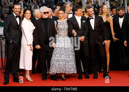 Cannes, France. 17 mai, 2019. Asier Etxeandia, Nora Navas, Pedro Almodovar, Penelope Cruz, Antonio Banderas et Leonardo Sbaraglia participant à la "douleur et Gloire/Dolor y gloria/Leid und Herrlichkeit' premiere pendant le 72e Festival du Film de Cannes au Palais des Festivals le 17 mai 2019 à Cannes, France Crédit : Geisler-Fotopress GmbH/Alamy Live News Banque D'Images