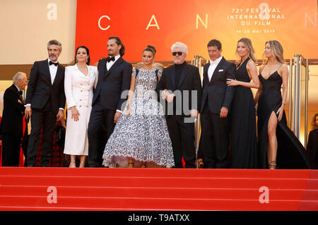 Cannes, France. 17 mai, 2019. Leonardo Sbaraglia, Nora Navas, Asier Etxeandia, Penelope Cruz, Pedro Almodovar, Antonio Banderas, Nicole Kimpel et Barbara Kimpel participant à la "douleur et Gloire/Dolor y gloria/Leid und Herrlichkeit' premiere pendant le 72e Festival du Film de Cannes au Palais des Festivals le 17 mai 2019 à Cannes, France Crédit : Geisler-Fotopress GmbH/Alamy Live News Banque D'Images