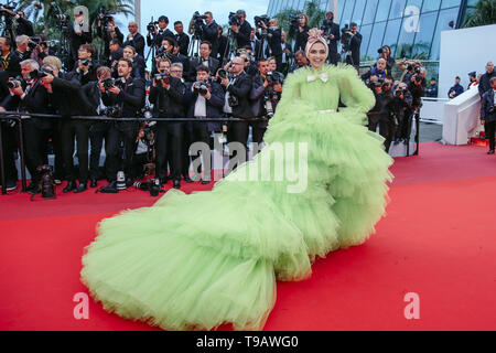 Cannes, France. 17 mai, 2019. L'actrice indienne Deepika Padukone pose sur le tapis rouge pour la première du film 'Douleurs y Gloria' au 72e Festival du Film de Cannes, France, le 17 mai 2019. Le 72e Festival de Cannes a lieu ici du 14 au 25 mai. Credit : Zhang Cheng/Xinhua/Alamy Live News Banque D'Images
