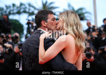 Cannes, France. 17 mai, 2019. L'acteur Antonio Banderas (L) pose sur le tapis rouge pour la première du film 'Douleurs y Gloria' au 72e Festival du Film de Cannes, France, le 17 mai 2019. Le 72e Festival de Cannes a lieu ici du 14 au 25 mai. Credit : Zhang Cheng/Xinhua/Alamy Live News Banque D'Images