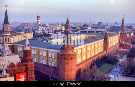 Moscou, Russie. 2 mai, 1987. Le Kremlin de Moscou à partir de ci-dessus, avec l'angle de la tour de l'Arsenal en premier plan. À l'extrême gauche est la tour Nikolskaïa. À l'extrême droite est Trinity Tower. En bas à gauche est le musée d'histoire de l'état de la tour et dans la distance sont les dômes dorés des églises dans le Kremlins Place de la cathédrale. Credit : Arnold Drapkin/ZUMA/Alamy Fil Live News Banque D'Images