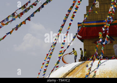 Katmandou, Népal. 18 mai, 2019. Les hommes splash peinture sur le dôme de Stupa Boudhanath pendant le Bouddha Purnima festival, l'anniversaire de la naissance de Bouddha, aussi connu comme Jour du Vesak à Katmandou, au Népal, le samedi 18 mai, 2019. Credit : Skanda Gautam/ZUMA/Alamy Fil Live News Banque D'Images