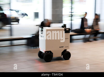 Tokyo, Japon. 17 mai, 2019. Le Japon Mitsubishi Estate nous démontre la robotique en capital de la prestation du 'Marble robot' qui a des caméras et capteurs LiDAR à conduire de façon autonome à l'usine de bâtiments de bureaux à Tokyo Marunouchi du quartier des affaires, le vendredi, 17 mai, 2019. Plus grand développeur du Japon Mitsubishi Estate et San Francisco en a commencé à tester sur le terrain du service de livraison pour le dernier d'un mille à l'immeuble de bureaux de Mitsubishi complexe. Credit : Yoshio Tsunoda/AFLO/Alamy Live News Banque D'Images