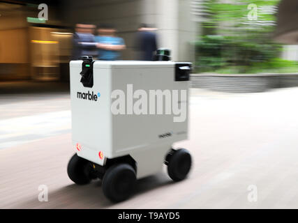 Tokyo, Japon. 17 mai, 2019. Le Japon Mitsubishi Estate nous démontre la robotique en capital de la prestation du 'Marble robot' qui a des caméras et capteurs LiDAR à conduire de façon autonome à l'usine de bâtiments de bureaux à Tokyo Marunouchi du quartier des affaires, le vendredi, 17 mai, 2019. Plus grand développeur du Japon Mitsubishi Estate et San Francisco en a commencé à tester sur le terrain du service de livraison pour le dernier d'un mille à l'immeuble de bureaux de Mitsubishi complexe. Credit : Yoshio Tsunoda/AFLO/Alamy Live News Banque D'Images