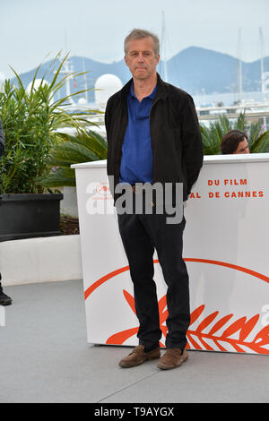 Cannes, France. 18 mai, 2019. CANNES, FRANCE. 18 mai 2019 : Bruno Dumont à la photocall pour la 'Jeanne' à la 72e Festival de Cannes. Photo Credit : Paul Smith/Alamy Live News Banque D'Images