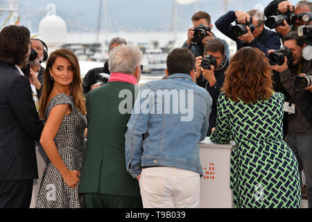 Cannes, France. 18 mai, 2019. CANNES, FRANCE. 18 mai 2019 : Leonardo Sbaraglia, Penelope Cruz, Asier Etxeandia, Pedro Almodovar, Nora Navas & Antonio Banderas au photocall pour la "douleur et Gloire au 72e Festival de Cannes. Photo Credit : Paul Smith/Alamy Live News Banque D'Images