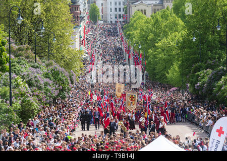 Norvège, Oslo - 17 mai, 2019. Les Norvégiens dans tous les âges et habillés en costumes traditionnels Slottsplassen parade lors de la célébration annuelle de la Journée de la Constitution norvégienne, également appelé ami Sytttende, dans le centre d'Oslo. (Photo crédit : Gonzales Photo - Stian S. Moller). Banque D'Images