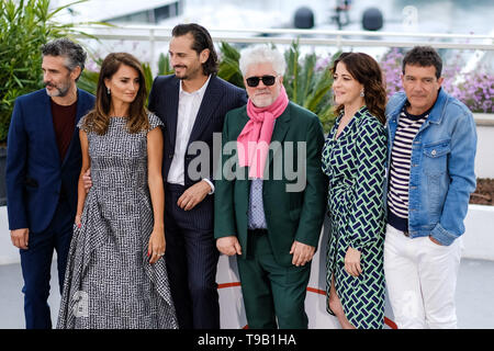 Le réalisateur Pedro Almodovar et Cast pose à un photocall pour la douleur et la gloire (Dolor y gloria ) le samedi 18 mai 2019 au 72e Festival de Cannes, Palais des Festivals, Cannes. Sur la photo : Nora Navas, Asier Etxeandia, Pedro Almodóvar, Pedro Almodovar, Penelope Cruz, Penélope Cruz, Antonio Banderas, Leonardo Sbaraglia. Photo par Julie Edwards. Banque D'Images