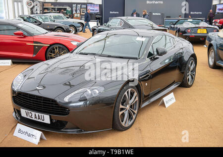 Le Wormsley Estate, Saunderton, UK. 18 mai 2019. 20e anniversaire édition de Bonhams vente annuelle dédiée à Aston Martin et Lagonda a lieu le 19 mai 2019. De droit : 2013 Aston Martin V12 Vantage Coupé, estimation £60 000. Credit : Malcolm Park/Alamy Live News. Banque D'Images