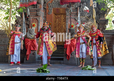 Denpasar, Indonésie - 30 mars 2019 : Caractères de Barong danse, danse traditionnelle balinaise. Banque D'Images