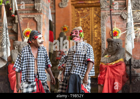 Denpasar, Indonésie - 30 mars 2019 : Caractères de Barong danse, danse traditionnelle balinaise. Banque D'Images