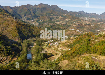 Maisons de village dans les montagnes à côté de la rivière, dans la province du Sichuan, Chine Banque D'Images