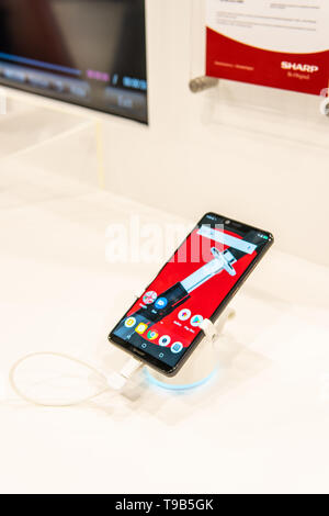 Smartphone Sharp exposé sur 2018, avec Android dans le hall d'exposition Sharp, stand au salon international des innovations IFA 2018 Banque D'Images