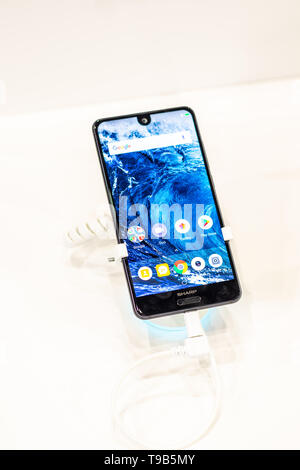 Smartphone Sharp exposé sur 2018, avec Android dans le hall d'exposition Sharp, stand au salon international des innovations IFA 2018 Banque D'Images
