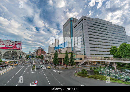 Tokyo - le 16 août 2018 : Rush Hour foule crossing street en face de Japan Railways station JR Shinagawa, Ota Ward. Banque D'Images