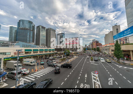 Tokyo - le 16 août 2018 : Rush Hour foule crossing street en face de Japan Railways station JR Shinagawa, Ota Ward. Banque D'Images