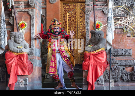 Denpasar, Indonésie - 30 mars 2019 : Caractères de Barong danse, danse traditionnelle balinaise. Banque D'Images