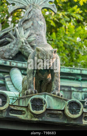 Onigawara 鬼瓦 gobelin Ogre gargouille toit tuile style ornement à Taiseidan hall principal du temple de Confucius Yushima Seido 湯島聖堂 à partir de l'ère Genroku, période Edo Banque D'Images