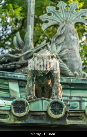 Onigawara 鬼瓦 gobelin Ogre gargouille toit tuile style ornement à Taiseidan hall principal du temple de Confucius Yushima Seido 湯島聖堂 à partir de l'ère Genroku, période Edo Banque D'Images