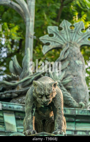 Onigawara 鬼瓦 gobelin Ogre gargouille toit tuile style ornement à Taiseidan hall principal du temple de Confucius Yushima Seido 湯島聖堂 à partir de l'ère Genroku, période Edo Banque D'Images