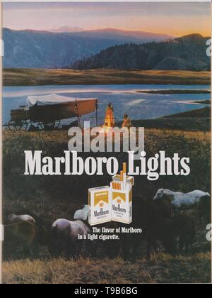 Affiche publicitaire de Marlboro Lights cigarettes dans magazine à partir de 1992, la saveur de Marlboro dans un slogan de la cigarette à partir de la lumière des années 1990 Banque D'Images