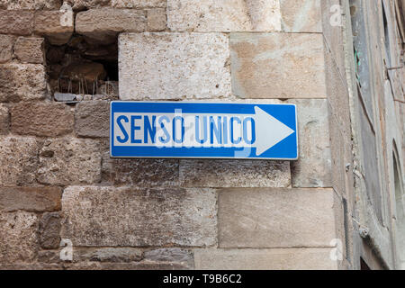 Plaque de rue italien pour une façon de Senso Unico Banque D'Images