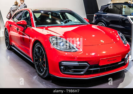 Bruxelles, Belgique, Mai 17, 2019 : rouge métallique Porsche Panamera à Bruxelles Salon de l'automobile, la voiture fabriquée par Porsche Banque D'Images