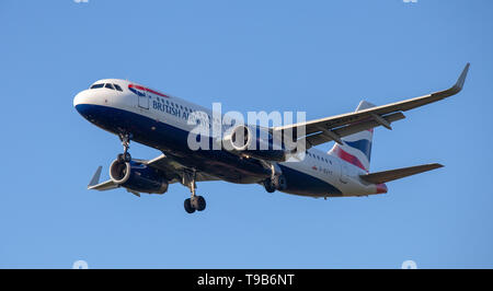 British Airways Airbus A320 G-EUYT en approche finale à l'aéroport de Londres Heathrow LHR Banque D'Images