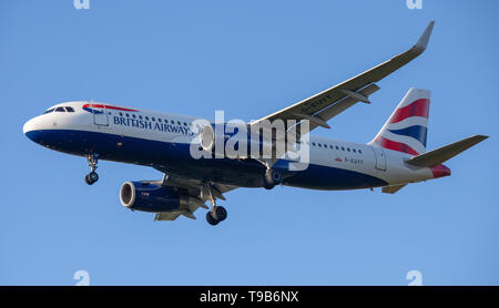 British Airways Airbus A320 G-EUYT en approche finale à l'aéroport de Londres Heathrow LHR Banque D'Images