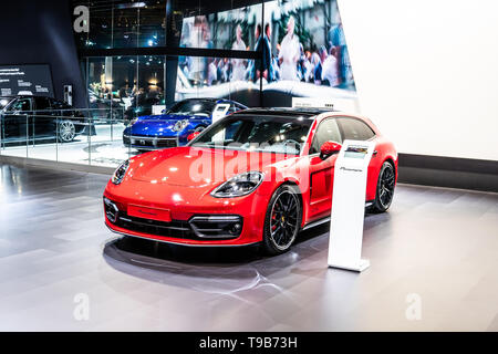 Bruxelles, Belgique, Mai 17, 2019 : rouge métallique Porsche Panamera à Bruxelles Salon de l'automobile, la voiture fabriquée par Porsche Banque D'Images