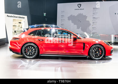 Bruxelles, Belgique, Mai 17, 2019 : rouge métallique Porsche Panamera à Bruxelles Salon de l'automobile, la voiture fabriquée par Porsche Banque D'Images