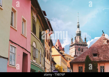 Vue vers le centre de la citadelle de Sighisoara avec la tour de l'horloge et maisons colorées sur une journée ensoleillée. Banque D'Images