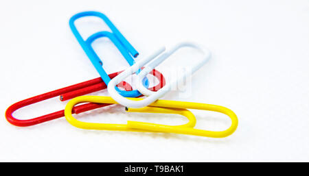 Office paper clips dans des couleurs différentes Banque D'Images