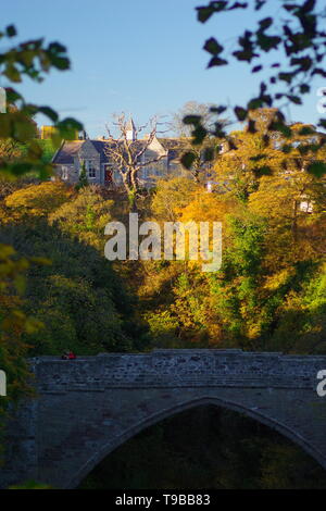 Brig o' Balgownie, 13e siècle Gothic Arch Bridge sur la rivière Don sur une journée calme derniers automnes. Old Aberdeen, Écosse, Royaume-Uni. Banque D'Images