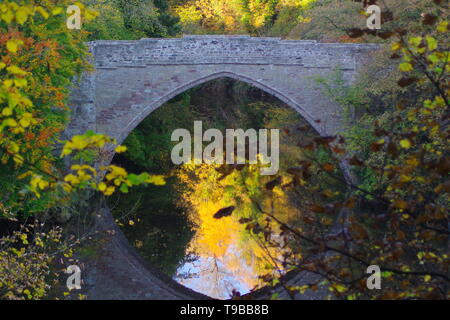 Brig o' Balgownie, 13e siècle Gothic Arch Bridge sur la rivière Don sur une journée calme derniers automnes. Old Aberdeen, Écosse, Royaume-Uni. Banque D'Images