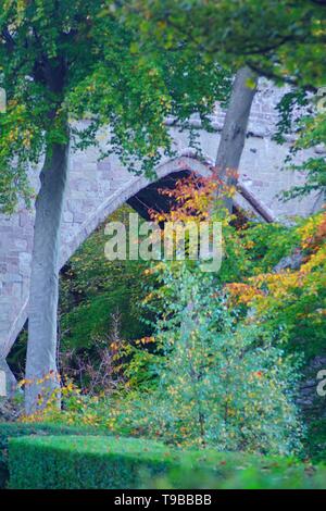 Brig o' Balgownie, 13e siècle Gothic Arch Bridge sur la rivière Don sur une journée calme derniers automnes. Old Aberdeen, Écosse, Royaume-Uni. Banque D'Images