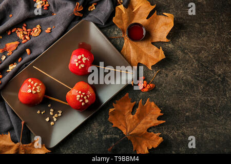 Candy Apples savoureux avec des cacahuètes sur la table Banque D'Images