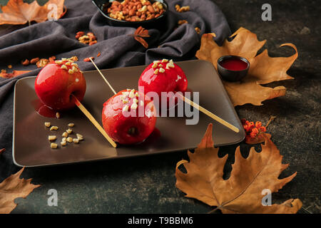 Candy Apples savoureux avec des cacahuètes sur la table Banque D'Images