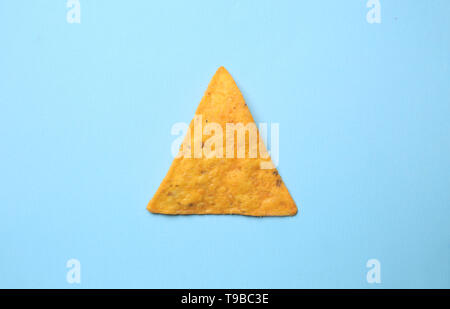 De savoureux corn chip sur un fond de couleur Banque D'Images