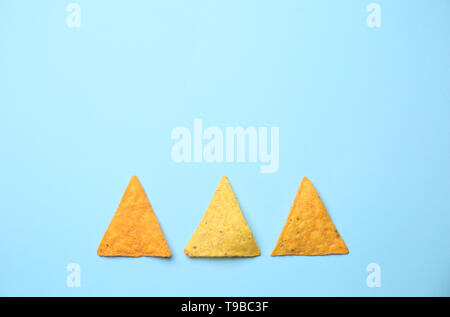 Croustilles de maïs savoureux sur un fond de couleur Banque D'Images