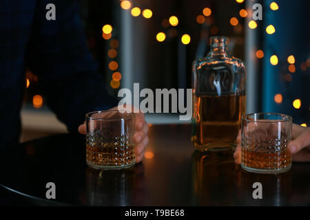 Couple drinking whiskey en bar Banque D'Images