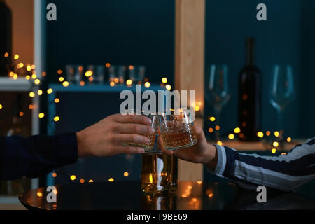 Couple drinking whiskey en bar Banque D'Images