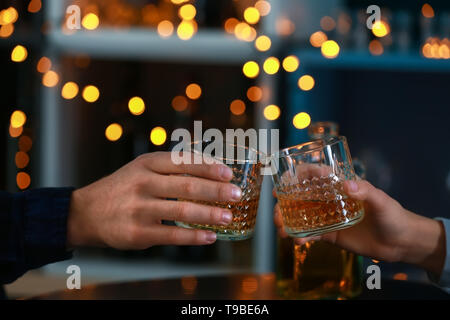 Couple drinking whiskey en bar Banque D'Images